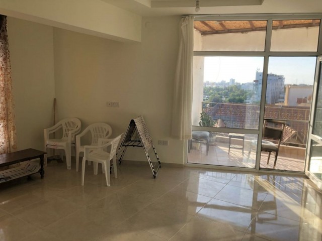 3+2 200 m2 Penthouse-Maisonette-Wohnung zum Verkauf im Zentrum von Famagusta