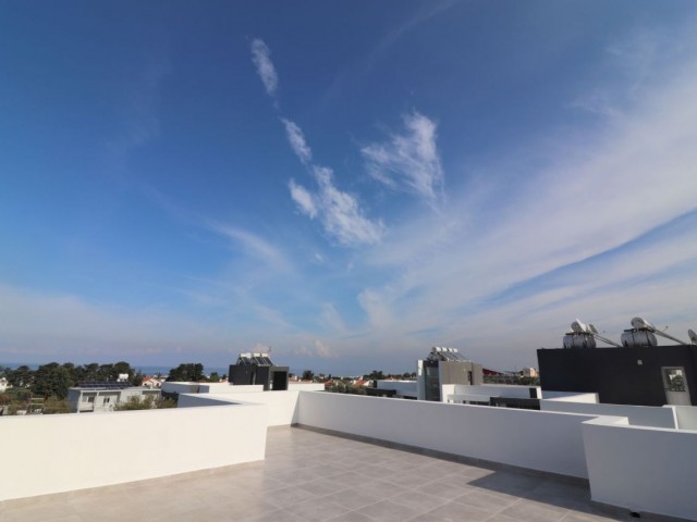 Luxuswohnung mit großer Dachterrasse und atemberaubender Sicht auf die Berge und das Meer