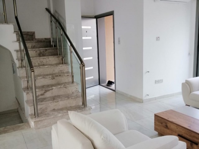 girne zeytinlikte mükemmel eşyalı 3+1 ful eşyalı villa 