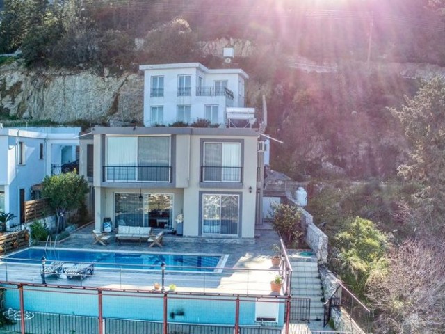Girne Bellapais'te  Kapanmaz Deniz Manzaralı Kiralık 4+1 Lüks Villa