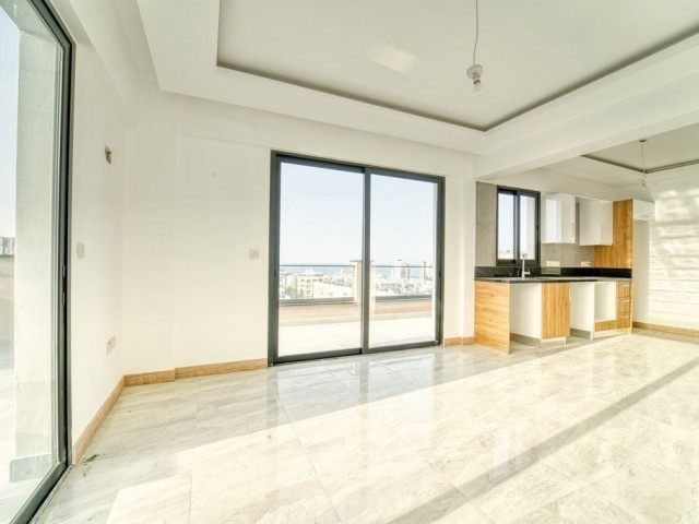 Girne merkezinde teraslı muhteşem manzaralı satılık 1+1 penthouse