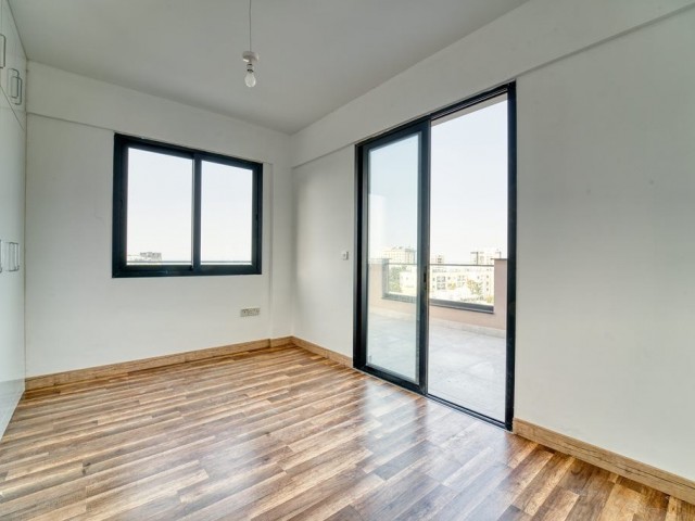 Girne merkezinde teraslı muhteşem manzaralı satılık 1+1 penthouse