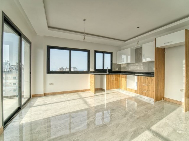 Girne merkezinde teraslı muhteşem manzaralı satılık 1+1 penthouse