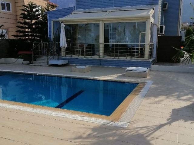 Girne Karşıyaka da satılık 4+1 eşyalı villa