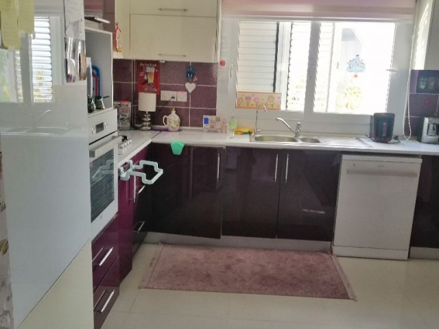 Girne karşıyaka da satılık 4+1 eşyalı villa