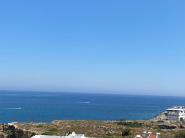 AUSGEZEICHNETE AUSSICHT UND AUSGEZEICHNETE LAGE IM ZENTRUM VON KYRENIA LU LLOGARA MÖBLIERT 1+1 ** 