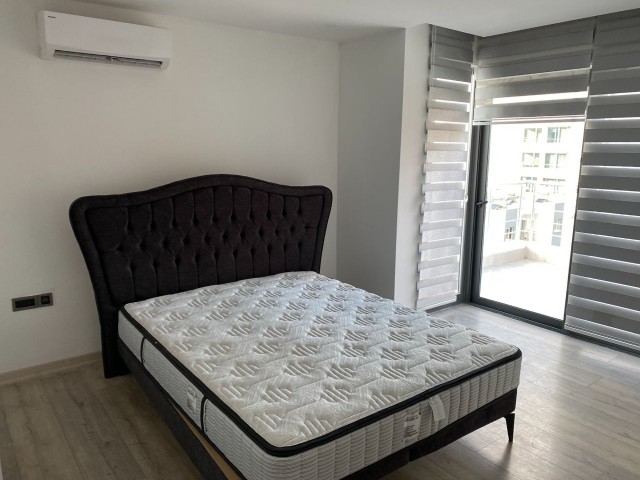 LUXURIÖS MÖBLIERTE 3+1 DUBLEX-PENTHOUSE-WOHNUNG IM ZENTRUM VON KYRENIA