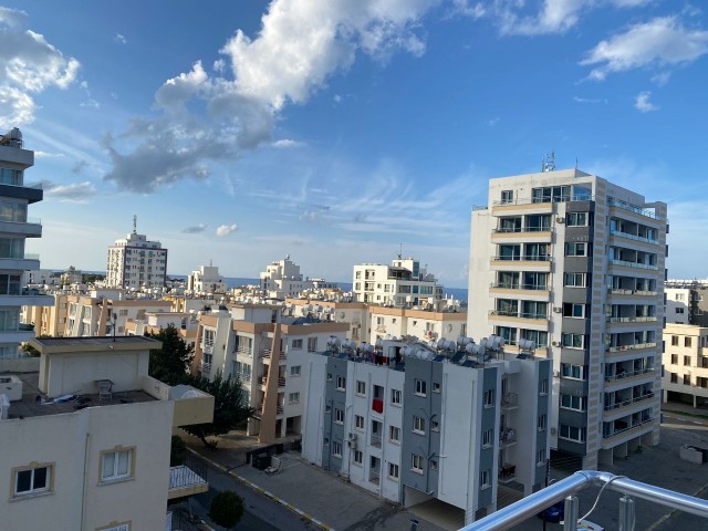 LUXURIÖS MÖBLIERTE 3+1 DUBLEX-PENTHOUSE-WOHNUNG IM ZENTRUM VON KYRENIA