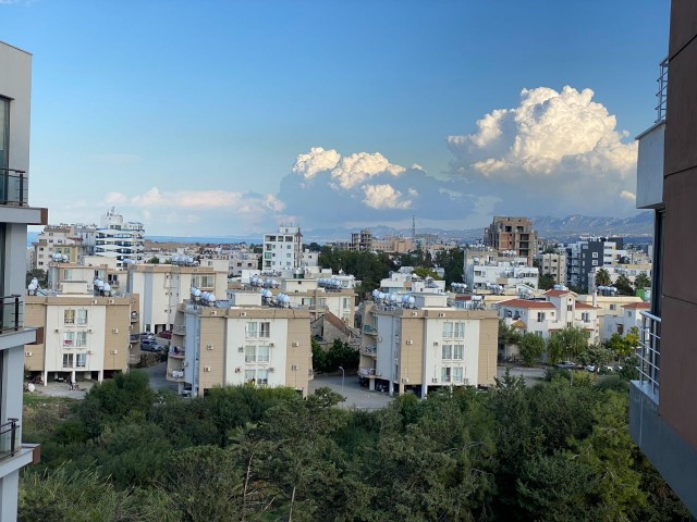 LUXURIÖS MÖBLIERTE 3+1 DUBLEX-PENTHOUSE-WOHNUNG IM ZENTRUM VON KYRENIA