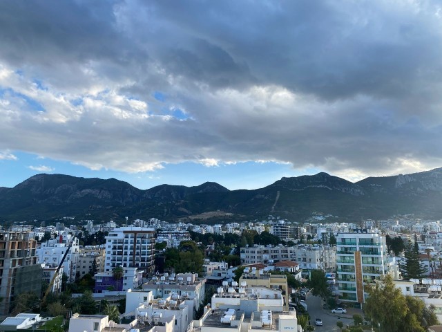 LUXURIÖS MÖBLIERTE 3+1 DUBLEX-PENTHOUSE-WOHNUNG IM ZENTRUM VON KYRENIA