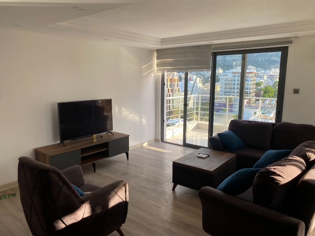 LUXURIÖS MÖBLIERTE 3+1 DUBLEX-PENTHOUSE-WOHNUNG IM ZENTRUM VON KYRENIA