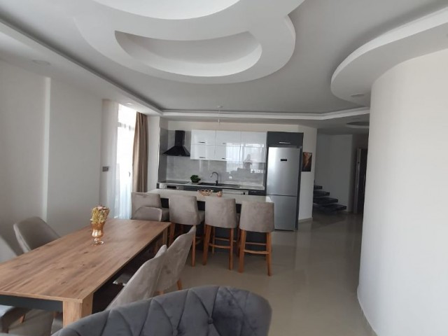 GİRNE'NİN MERKEZİ BÖLGESİNDE MOBİLYALI 3+ 1 PENTHOUSE DAİRE