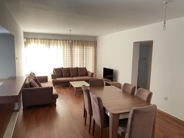 KYRENIA ZENTRUM, SAUBER 3 + 1 WOHNUNG