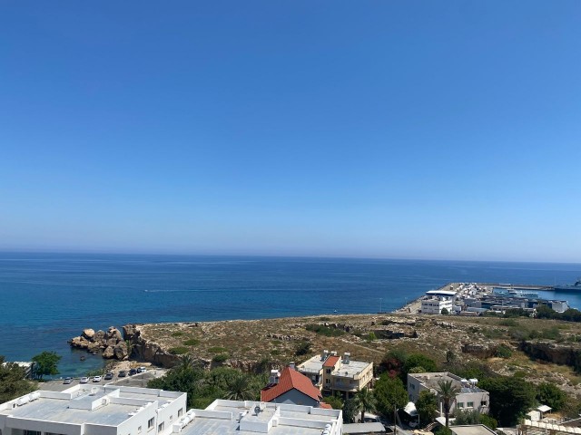 KYRENIA, 2 + 1 GROßER BALKON MIT MEERBLICK, VOLL MÖBLIERT, GANZ IN DER NÄHE DES STADTZENTRUMS.