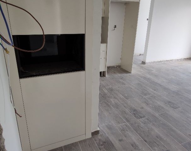 Mağusa Merkezinde Aile Yaşantınıza Uygun Yatırım Amaçlı ve Kira Garantili 2 Yatak Odalı Apartman Son Daire.