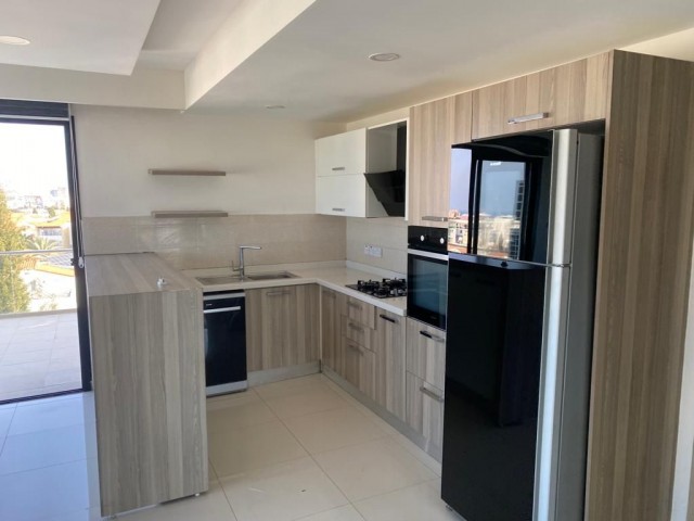 LUXUSMÖBLIERTES 2+1-PENTHOUSE IM KYRENIA-ZENTRUM