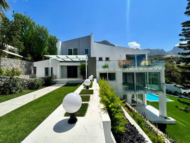 Luxury Villa In Sought After Location In The Hills