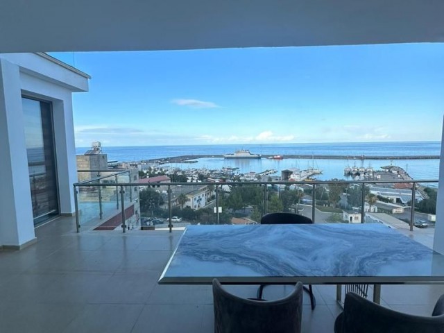 PENTHOUSE ZU VERMIETEN MIT UNGLAUBLICHEM MEERBLICK IM STADTZENTRUM VON KYRENIA