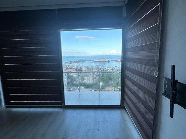 GİRNE ŞEHİR MERKEZİNDE KESİLMEZ DENİZ MANZARALI KİRALIK PENTHOUSE