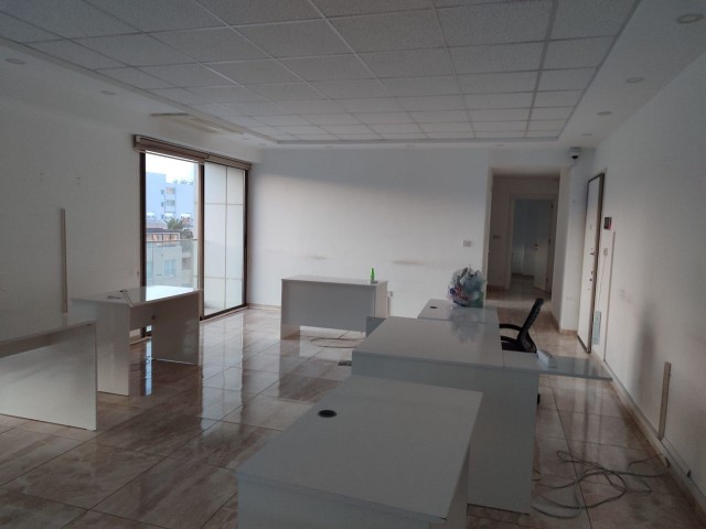 BÜRO ZU VERMIETEN MIT GEWERBLICHER GENEHMIGUNG IM KYRENIA CENTER (2+1)!!!