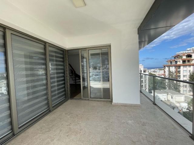 VOLLSTÄNDIG MÖBLIERTES PENTHOUSE MIT 3 SCHLAFZIMMERN ZU VERMIETEN IM KYRENIA CENTER!!!