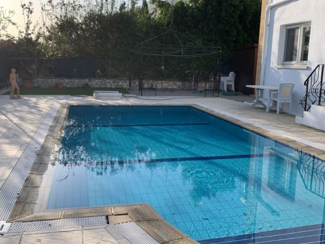 Karsiyaka Pembe Köşk Bereich zu vermieten 3+1 Villa 200m2 3 WC (3 Badezimmer) 600m2 Grundstück Privater Pool.