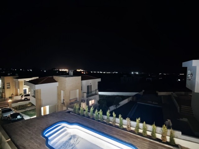 VILLA MIT POOL IN YEŞİLTEPE