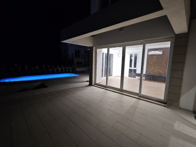 VILLA MIT POOL IN YEŞİLTEPE