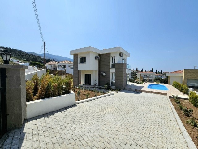 VILLA MIT POOL IN YEŞİLTEPE