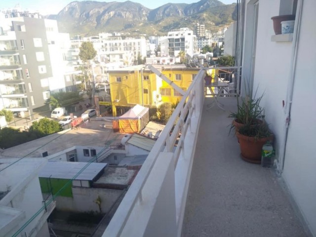 KYRENIA WOHNUNG ZU VERKAUFEN MIT BERG- UND MEERBLICK