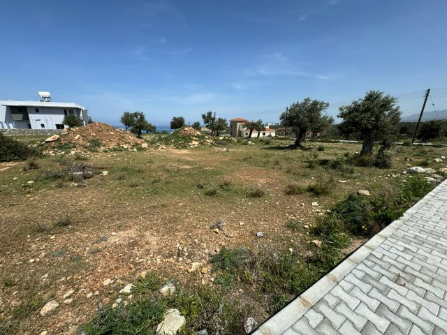 2 separate gleiche Grundstücke zum Verkauf in Çatalköy, Kyrenia
