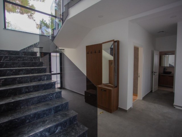 Girne Zeytinlik'te SATILIK ultralux 920 m2 arsa alanlı Villa
