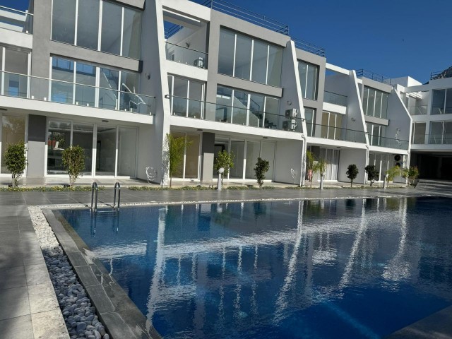 LUXUSWOHNUNG MIT GESCHLOSSENEM PARKPLATZ, KAMERASYSTEM UND GEMEINSCHAFTSPOOL IN GIRNE DOĞANKÖY.