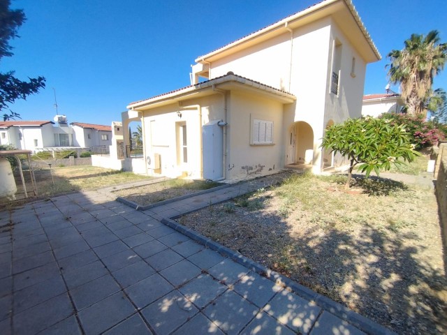 Girne Alsancak Satılık 3+1 eşyalı Havuzlu Villa