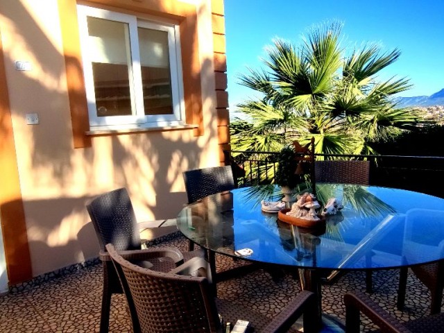 Panorama-Doppelvilla für eine große Familie 5+2+2 mit dem besten Blick auf die Berge und das Meer in Nordzypern