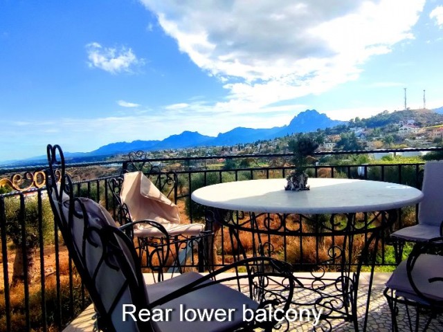 Panorama-Doppelvilla für eine große Familie 5+2+2 mit dem besten Blick auf die Berge und das Meer in Nordzypern