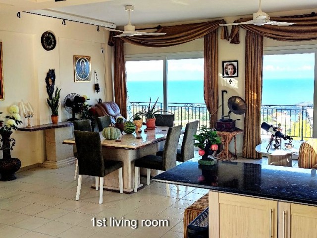 Panorama-Doppelvilla für eine große Familie 5+2+2 mit dem besten Blick auf die Berge und das Meer in Nordzypern