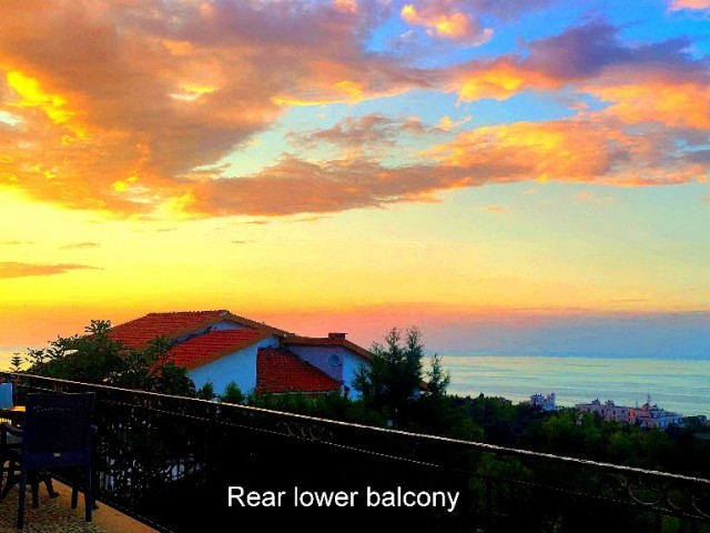 Panorama-Doppelvilla für eine große Familie 5+2+2 mit dem besten Blick auf die Berge und das Meer in Nordzypern