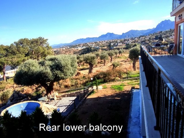 Panorama-Doppelvilla für eine große Familie 5+2+2 mit dem besten Blick auf die Berge und das Meer in Nordzypern