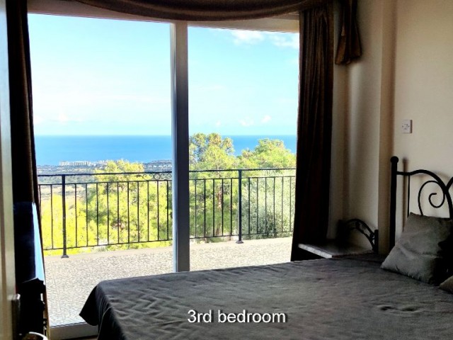 Panorama-Doppelvilla für eine große Familie 5+2+2 mit dem besten Blick auf die Berge und das Meer in Nordzypern