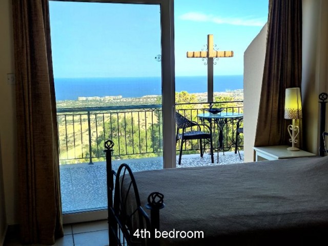 Geniş bir aile için panoramik ikiz Villa 5+2+2 Kuzey Kıbrıs'ın en güzel dağ ve deniz manzarasına sahip