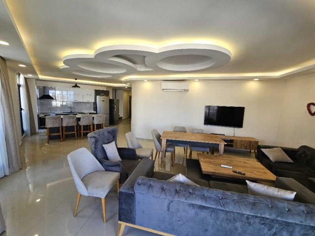 GİRNE MERKEZ'DE SATILIK PENTHOUSE-HAVUZ VE TERASLI!!