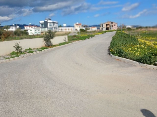 Grundstück mit Meer- und Bergblick und türkischem Titel in Iskele Bogaztepe (Monarga)