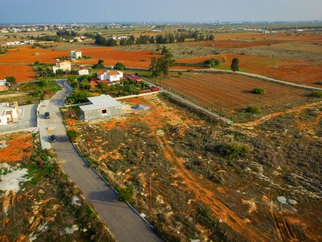 زمین هایی برای فروش در İskele Kuzucuk (Kuzucuk 1) با زیرساخت های سند مالکیت ترکیه تکمیل شده و آماده ساخت - 10 دقیقه با لانگ بیچ