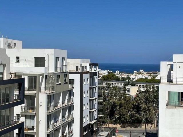 Меблированная квартира 2+1 с видом на море и балконом на продажу в центре Кирении
