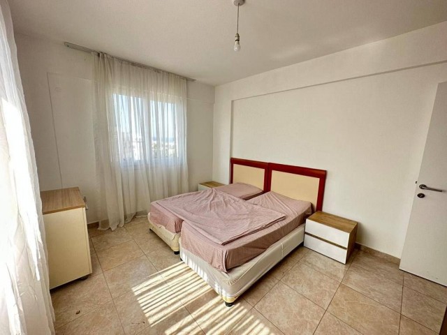 Möblierte 2+1 Wohnung mit Meerblick und Balkon zum Verkauf im Zentrum von Kyrenia