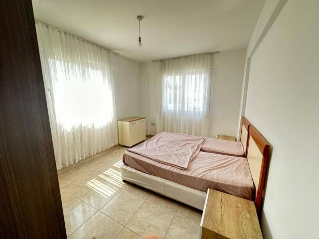 Möblierte 2+1 Wohnung mit Meerblick und Balkon zum Verkauf im Zentrum von Kyrenia