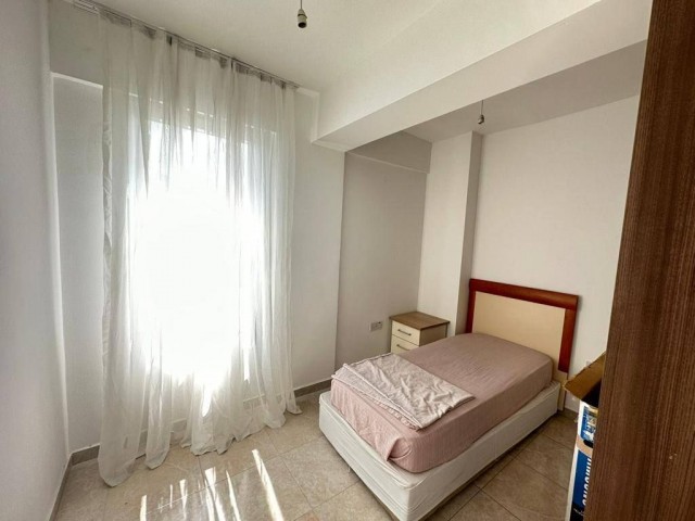 Möblierte 2+1 Wohnung mit Meerblick und Balkon zum Verkauf im Zentrum von Kyrenia