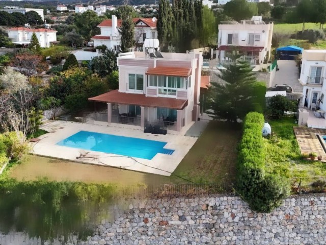 Unglaubliche 3+1 Villa mit großem Grundstück und Meerblick zum Verkauf in Çatalköy