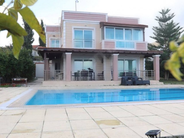 Unglaubliche 3+1 Villa mit großem Grundstück und Meerblick zum Verkauf in Çatalköy